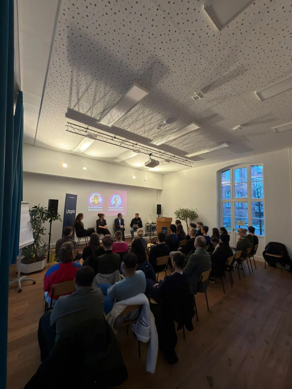 Student Startup Guide Event: Publikum und Podium in einem Raum der Leuphana.